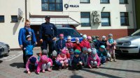 Policjanci z przedszkolakami przed posterunkiem