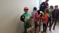 Dzieci przymierzają elementy umundurowania