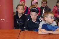 Mały policjant wśród uczniów