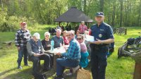 dzielnicowy rozmawia z seniorami