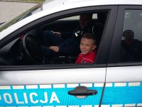 Dzieci ogladąją radiowóz