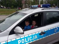 Maluchy za kierownicą radiowozu