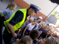 Policjant przypomina dzieciom zasady bezpieczeństwa