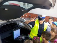 Policjant pokazuje sprzęt znajdujący się w radiowozie