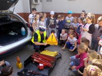 Dzieci oglądają sprzęt