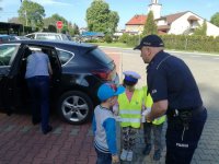 Dzielnicowy wręcza odblaski