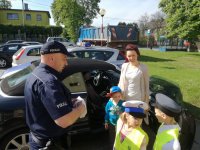Dzieci rozmawiają z dzielnicowym