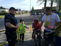 Policjanci kontrolują czy dzieci bezpiecznie docierają do przedszkola