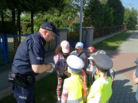 Dzielnicowy tłumaczy dzieciom jak być bezpiecznym