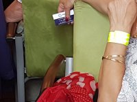 Opasa odblaskowa na ręce seniorki
