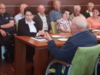 Mieszkańcy zadają pytania policjantom