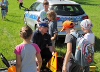 Policjant rozmawia z dzieciakami