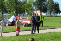 Komendant Powiatowy Policji rozmawia z uczestnikami festynu