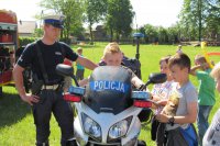 Policjant prezentuje motocykl