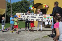 Dzieci wykonały kolorowy transparent z hasłem promującym odblaski