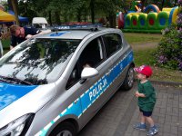 Dzieci ogladają radiowóz