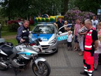 Policjanci prezentują sprzęt