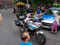 Dzieci siadają za sterami motocykla policyjnego