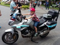 Mały chłopiec za kierownicą policyjnego motocykla