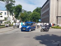 Policjanci i strażnicy miejsce zabezpieczają skrzyżowanie