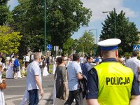 Policjanci zapewniają bezpieczeństwo wiernym
