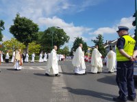 Policjanci zabezpieczają procesję