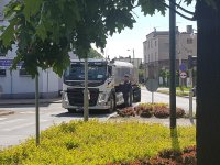 Policjant informuje o utrudnieniach kierowcę ciężąrówki