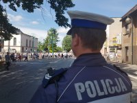 Policjant obserwuje procesję