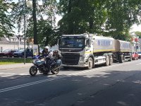 Policjant blokuje jeden pas ruchu