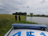 Policjanci kontrolują zbiornik wodny