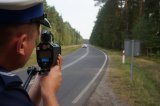Policjant mierzy prędkość