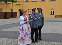 Zastępca Komendanta Wojewódzkiego, Komendant Powiatowy w asyście artystki z zespołu Pieśni i Tańca Śląsk