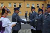 Komendanci wręczają akty mianowania