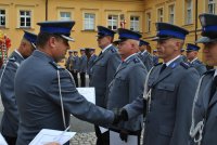 Komendanci wręczają rozkazy o mianowaniu