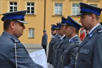 Policjanci odbierają akty mianowania
