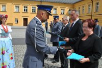 Żona zmarłego wójta Romana Banducha odbiera medal pamiątkowy