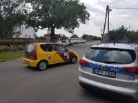 Policyjny radiowóz na skrzyżowaniu przy jednym z odcinków specjalnych
