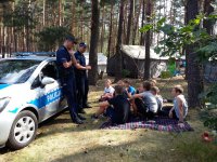 Policjanci na spotkaniu z uczestnikami obozu