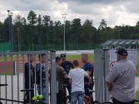 Policjanci i ochroniarze kontrolują czy na stadion nie są wnoszone przedmioty zabronione