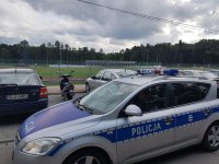Policjanci patroluję teren przy stadionie
