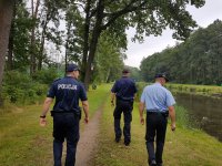 Policjanci i strażnik miejski kontrolują zbiorniki wodne