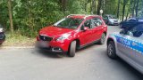 Policjanci interweniują wobec kierowców parkujących na zakazie