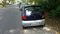 Samochody zaparkowane na chodniku