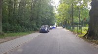 Samochody zaparkowane na chodniku