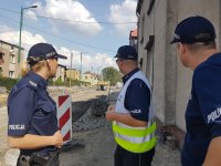 Policjanci w pobliżu miejsca awarii