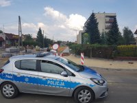 Policjanci blokują dostęp na zagrożony teren