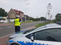 Policjant sprawdza czy kierowcy nie przekraczają dozwolonej prędkości