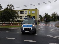 Policjanci sprawdzają drogi przy szkołach