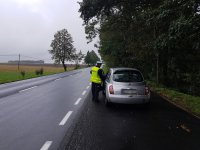 Policjant rozmawia z kierującym