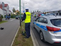 Policjant wykonuje czynności na miejscu zdarzenia